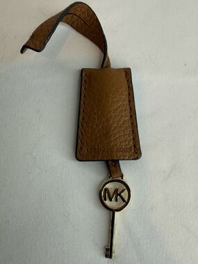 MICHAEL KORS BROWN LEATHER GOLD-TONE KEY HANG TAG CHARM CLOCHETTE